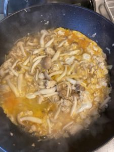 ヨシケイ「2種のきのこのそぼろ親子丼」「ハムとキャベツのレンジ蒸し・大根のナムル」