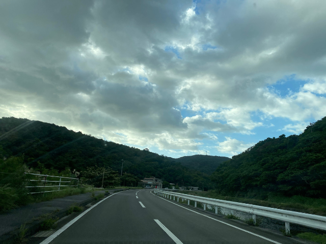 沖縄の大国林道で湧き水が出ています。やんばるまで水をくみに♪