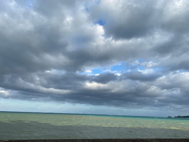 沖縄の大国林道で湧き水が出ています。やんばるまで水をくみに♪