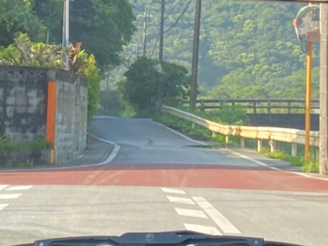 沖縄の大国林道で湧き水が出ています。やんばるまで水をくみに♪