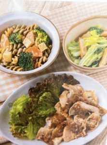 ヨシケイ　バランス400（3/3の）豚肉の玉葱ソースと副食ブロッコリーのマカロニサラダ・五目揚げの薄味煮